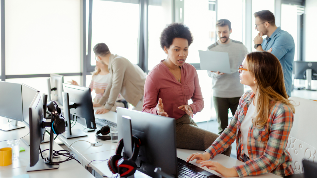 Decision tree showing how to choose an application modernization approach on Azure based on business value and technical complexity.